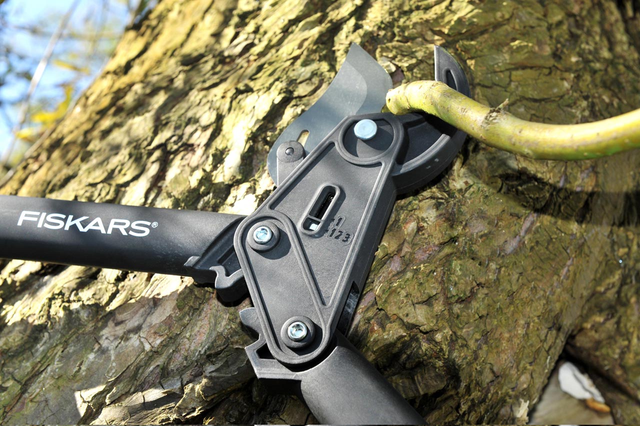 Увеличенная фотография Сучкорез Fiskars контактный с храповым механизмом